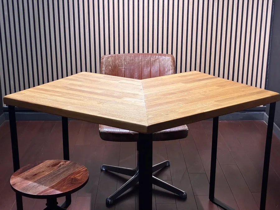 Table de tournage en chêne massif avec micros et fauteuils en cuir